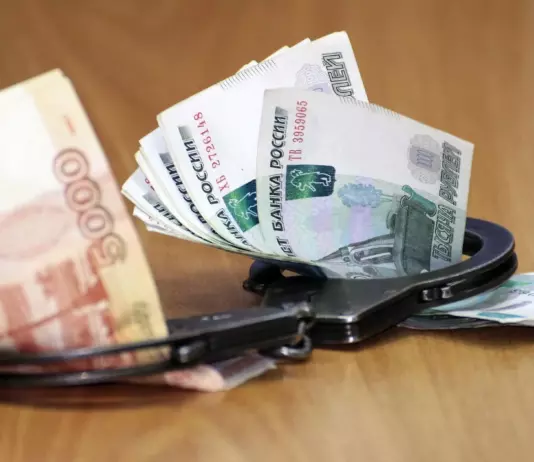 Семейное дело: дочь экс-судьи арестована за мошенничество на миллиарды Пачки российских рублей номиналом 5000 и 1000 лежат рядом с металлическими наручниками.