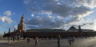 Новые законы с 1 сентября: главное, что нужно знать, чтобы спать спокойно По Красной площади в Москве гуляют люди.