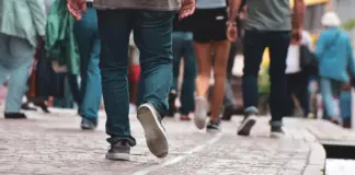 Власти признали проблему. Что будет дальше со скрытой безработицей? Люди идут по улице.