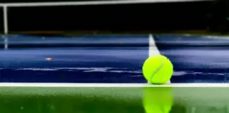 Скандал на US Open: латвийскую теннисистку Остапенко обвинили в расизме Теннисный мяч лежит на белой линии корта