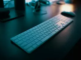 СМИ против искусственного интеллекта: начало войны за авторские права Беспроводная клавиатура, мышь и умная колонка