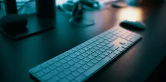 СМИ против искусственного интеллекта: начало войны за авторские права Беспроводная клавиатура, мышь и умная колонка