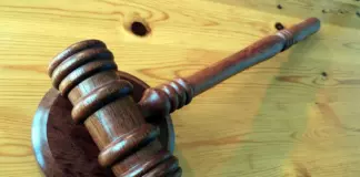 Правосудие настигло: суд обязал экс-прокурора снести особняк Деревянный судейский молоток на круглой подставке
