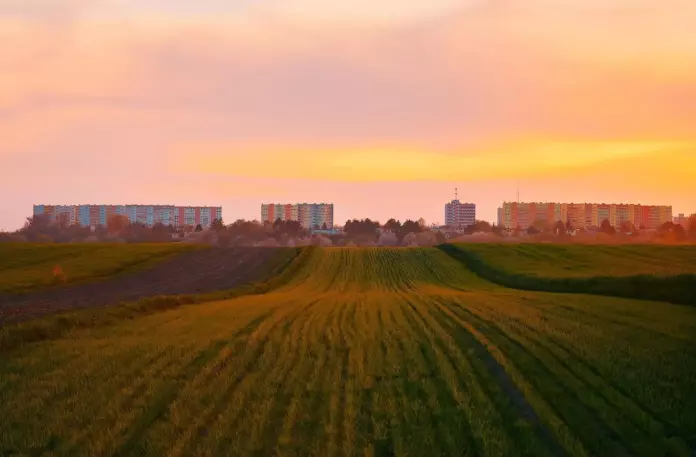 Многоквартирные дома, поле