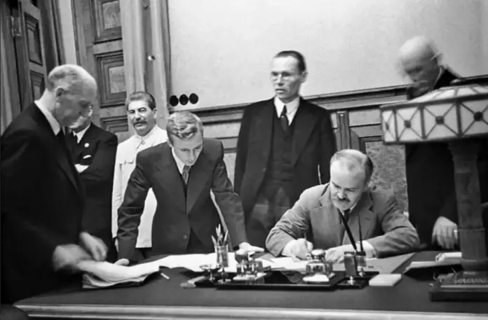 Молотов подписывает договор о дружбе и границе между СССР и Германией. 1939 год
