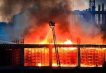 Год без проверок: для пострадавших от БПЛА ввели мораторий Пожарные борются с пожаром